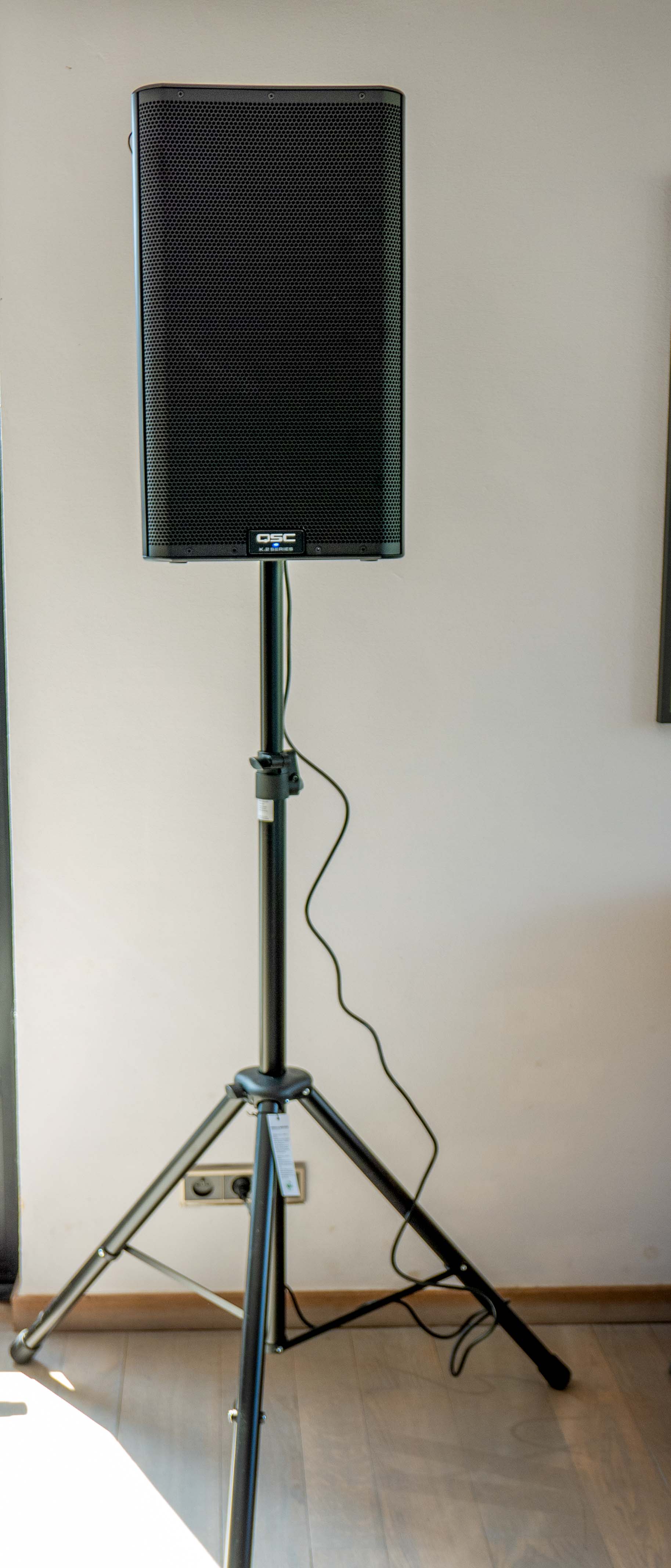 QSC K12.2 speaker op statief